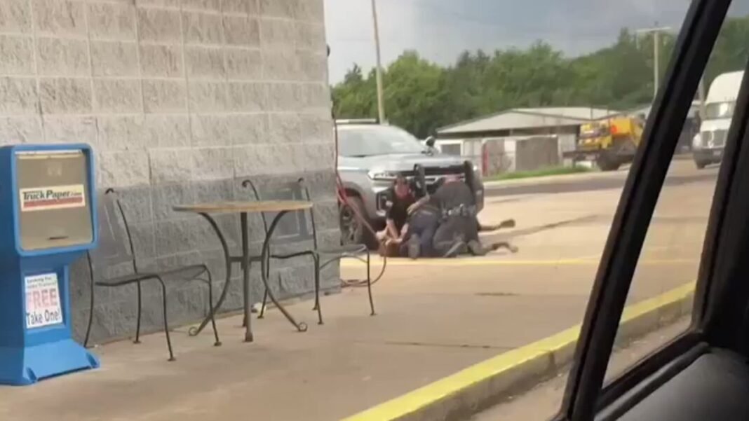 Three Arkansas officers suspended and under investigation after alleged beating Three Arkansas officers suspended and under investigation after alleged beating