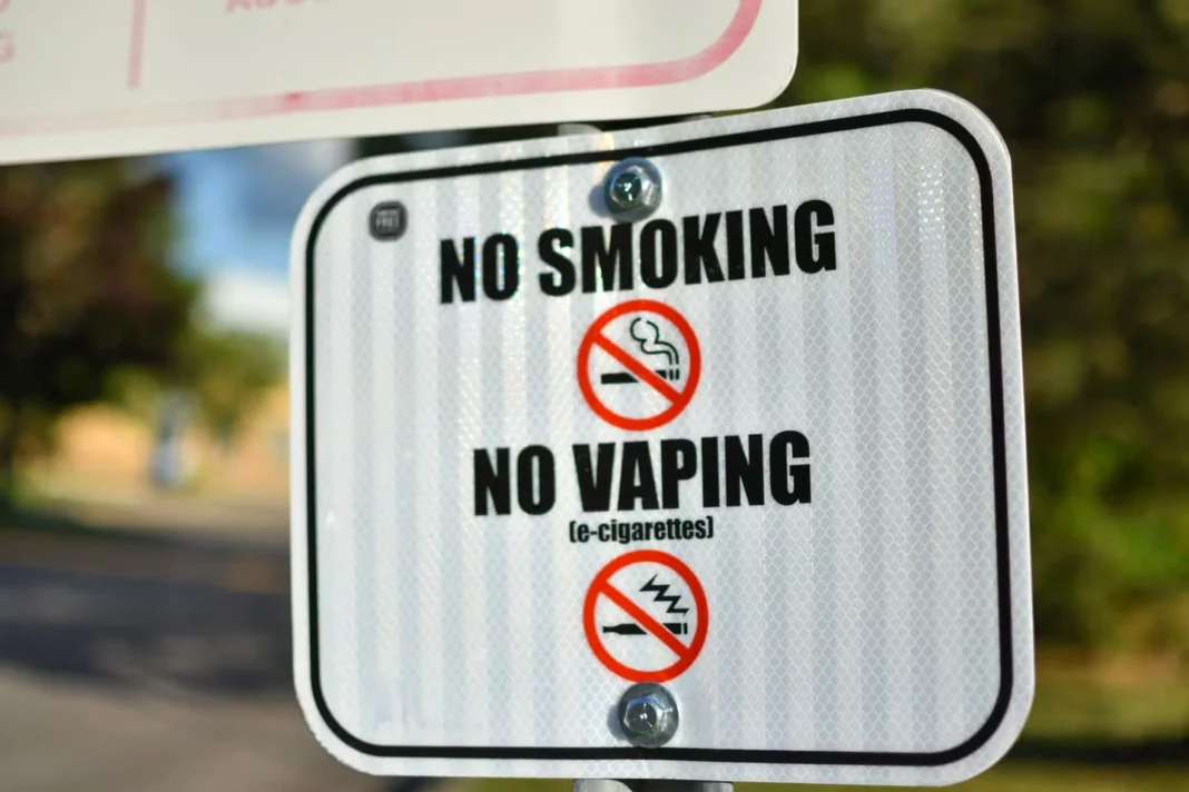no-smoking-ban-florida-new No smoking and no vaping sign displayed in a Florida public outdoor area